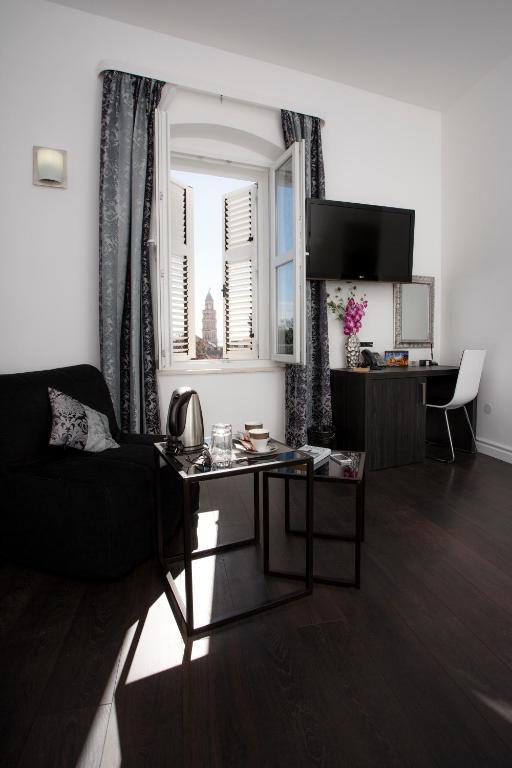 Luxury Suite with City View,374234311:JPEG